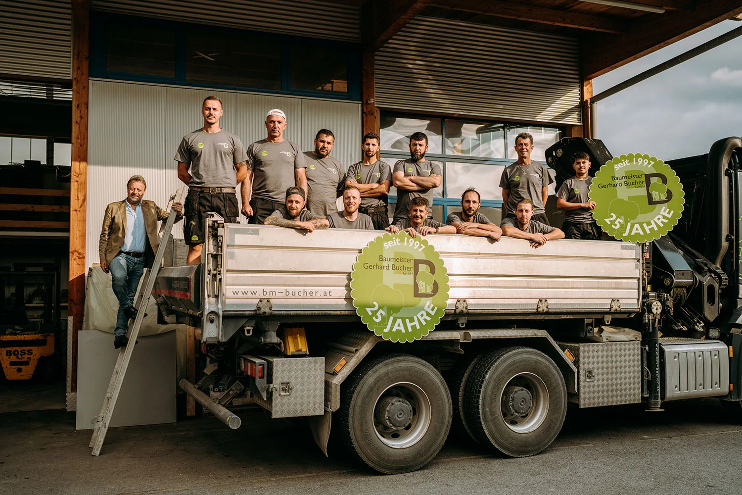 Die Mannschaft der Baumeister Bucher GmbH auf dem Firmen-LKW