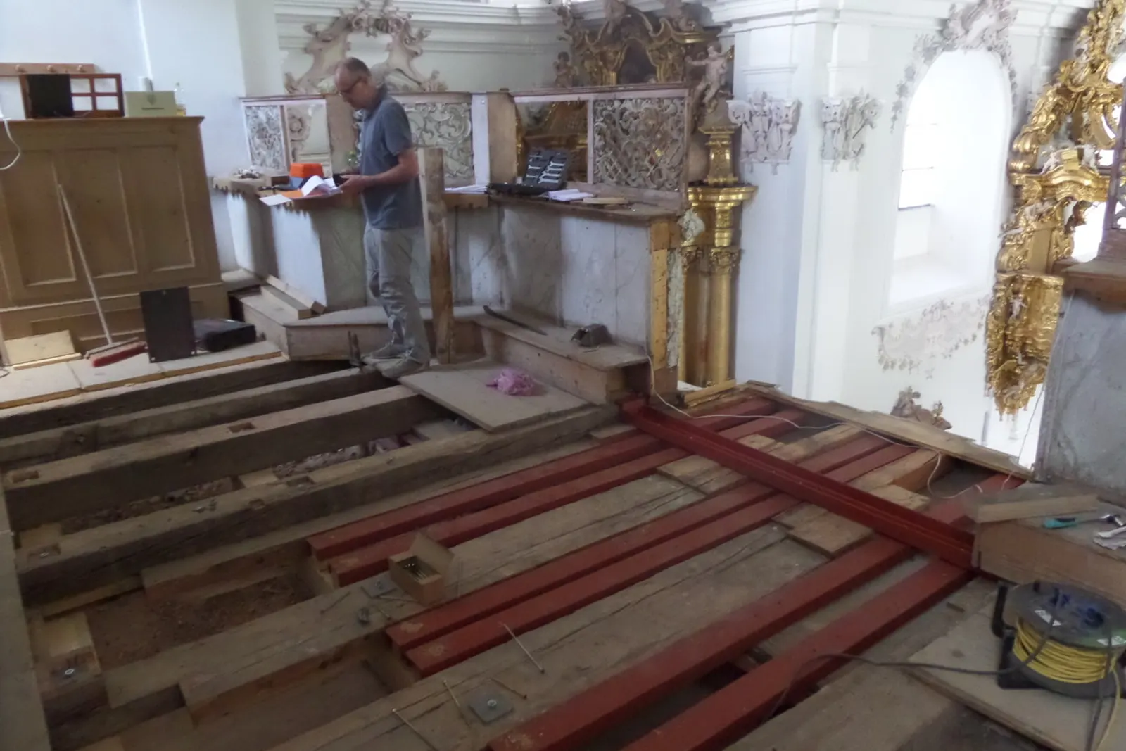 Altarbereich mit gesicherter historischer Ausstattung, Bauphase 2014